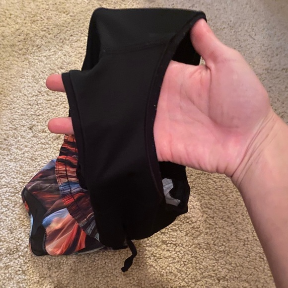 Lululemon HOTTY HOTS lined shorts SIZE 6. 2.5 inseam - Picture 5 of 5